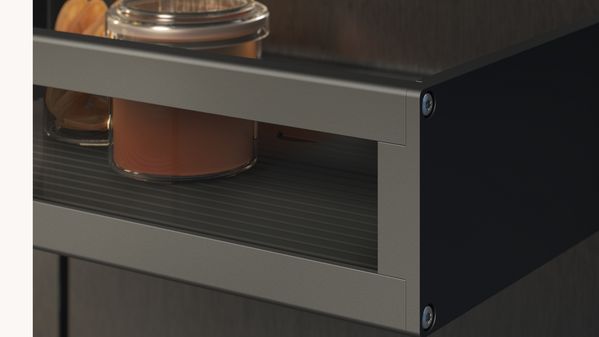 配备碳晶黑色铝制门上储物箱的新型嘉格纳 LUX 冷藏电器的内视图