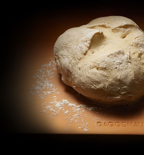 烘焙石板上的面包