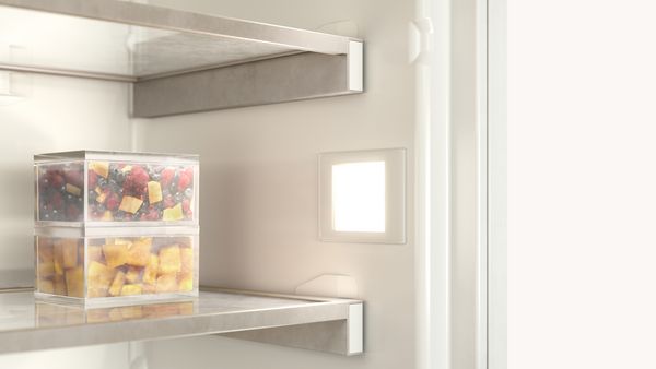 嘉格纳冰箱的内腔与暖色调照明相得益彰